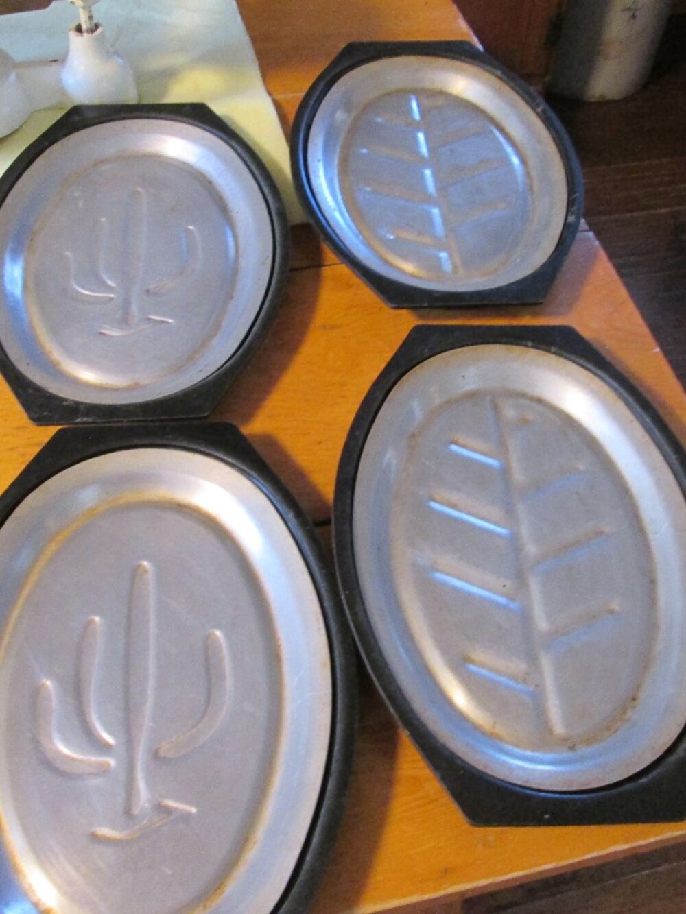4 vtg Nordic Ware sizzler steak pans 2 patterns 2 cactus 2 trees